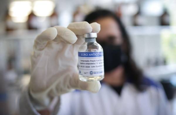 Una científica del Instituto Vital Brazil muestra el suero anticovid-19 desarrollado a partir de plasma de caballos, el 26 de abril de 2021 en Niterói (Brasil).