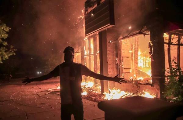 Queman comisaría en Minneapolis en protesta por George Floyd