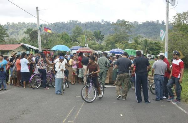 La protesta ocasionó un tranque vehicular en la vía principal del corregimiento de Almirante.