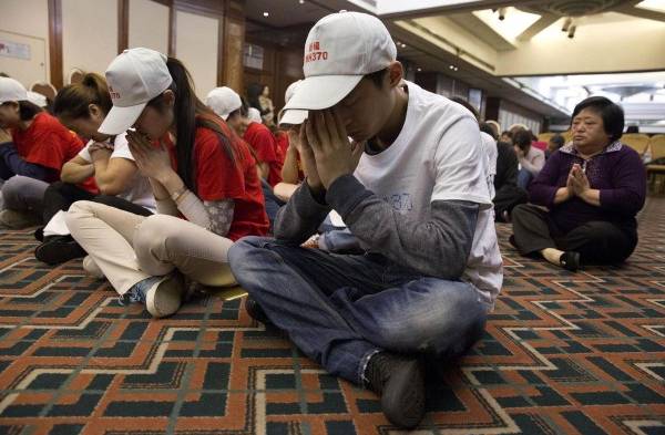 Familiares piden por las víctimas del vuelo.
