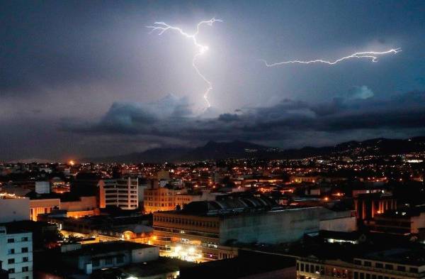 Tormenta eléctrica en el cono del Volcán de Agua en Guatemala