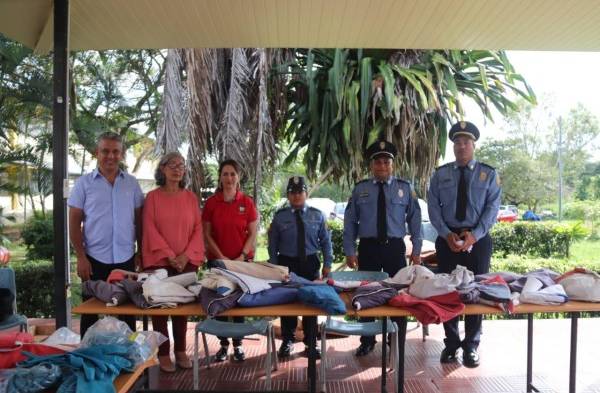 Bomberos imparten docencia sobre la cremación de banderas