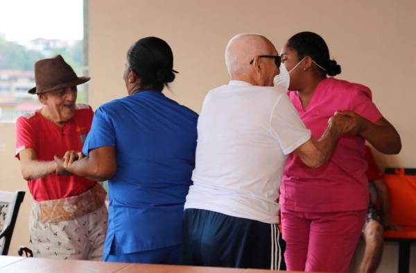 PN lleva alegría a los abuelitos del Hogar El Salvador 