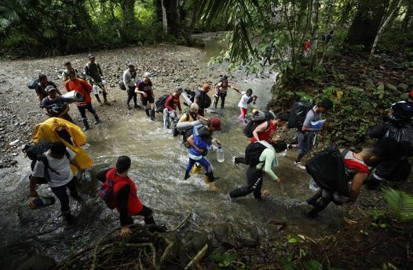 Migrantes venezolanos suben la última montaña para llegar a Panamá.