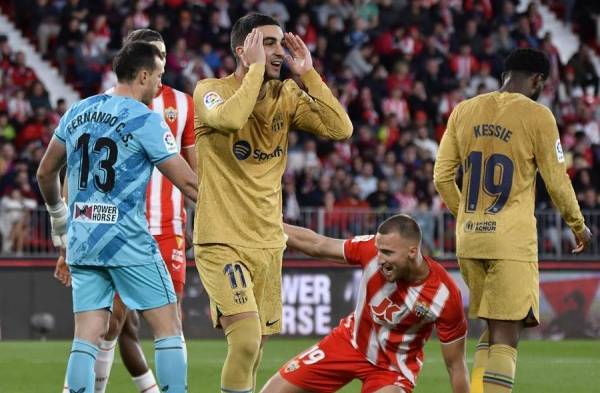 El delantero español del FC Barcelona, Ferrán Torres (c), lamenta una ocasión durante el encuentro.