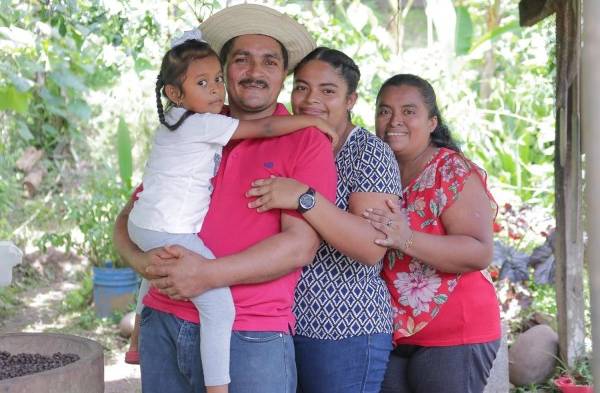 ​Adán Pimentel y las dos facetas que más ama: ser papá y cultivar la tierra