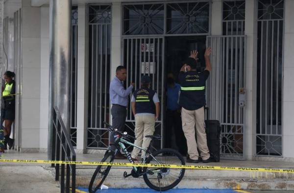 Personal de criminalística recabando indicios.