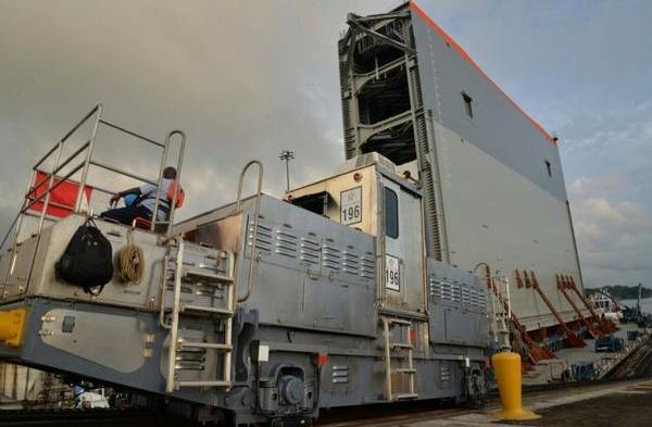 Inician traslado de la sexta compuerta del Canal de Panamá al Pacífico.