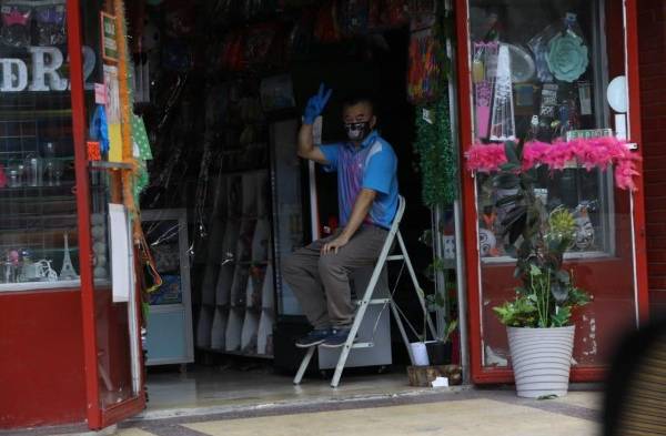 Locales comerciales en Avenida B cierran sus puertas