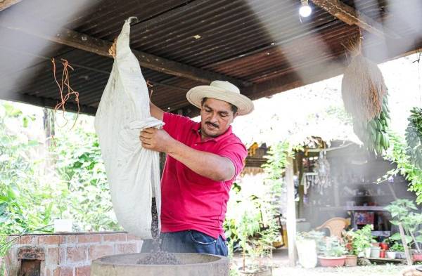 ​Adán Pimentel y las dos facetas que más ama: ser papá y cultivar la tierra