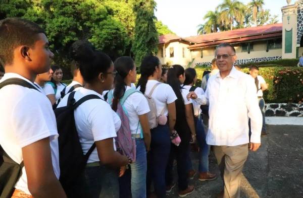 Más de 877 mil estudiantes regresan a las aulas hoy