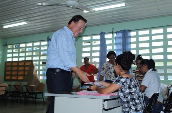 Varela emitiendo su voto.