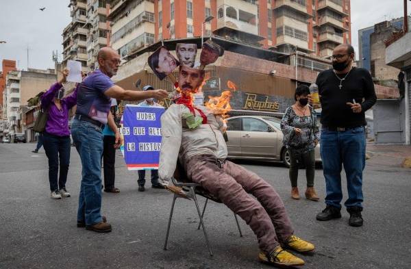 Venezolanos  queman figuras de Maduro y Putin para recrear la muerte de Judas