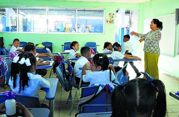 Según el Gobierno el 98.4% de las escuelas están operativas.