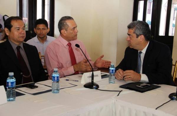 Presidente Varela en conversatorio para mejorar la salud en Panamá.