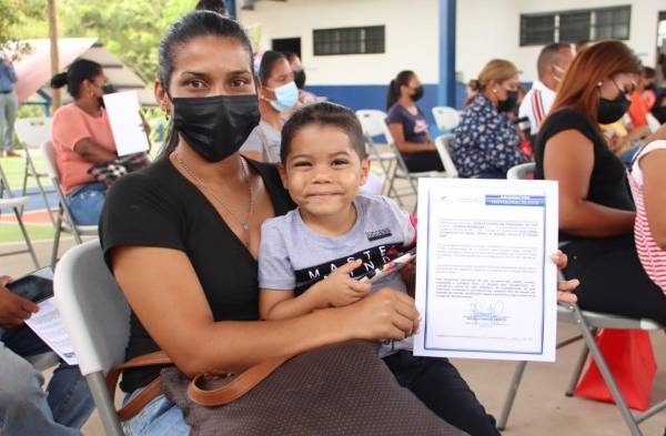 Miviot entrega certificaciones de lotes a 93 familias en La Chorrera 