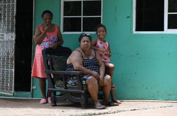 Residentes de La Primavera de Brooklincito, a la espera de su bono solidario