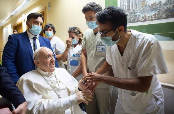 El papa Francisco en el Policlínico Gemelli de Roma con varios sanitarios.