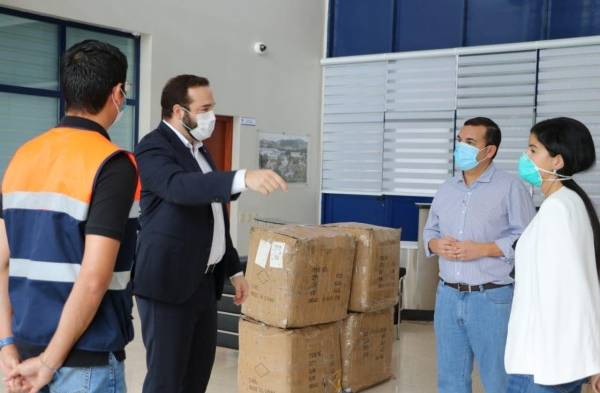 Empresarios donan mascarillas para usuarios del Metro 