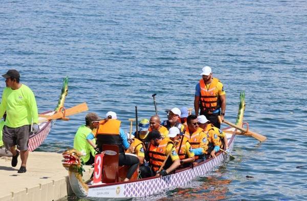 Arranca la Octava Carrera de Botes de Dragón en la Calzada de Amador