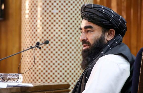 El principal portavoz de los talibanes, Zabihullah Mujahid durante una rueda de prensa en Kabul.