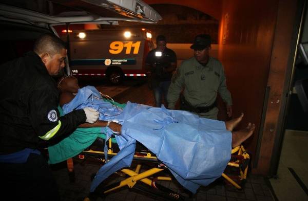 El adolescente tuvo que ser llevado al Santo Tomás, donde se mantiene delicado.