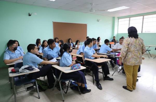 Representantes de padres de familia se reúnen con autoridades educativas