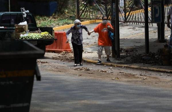 Residentes de La Primavera de Brooklincito, a la espera de su bono solidario