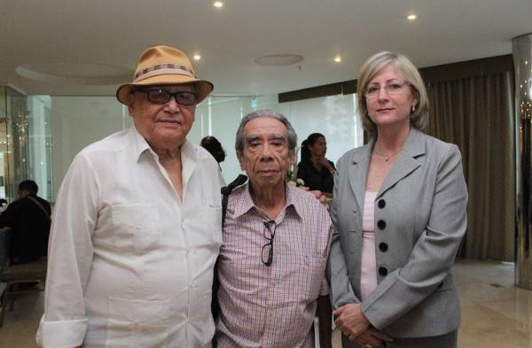 Condecoran a los poetas nacionales