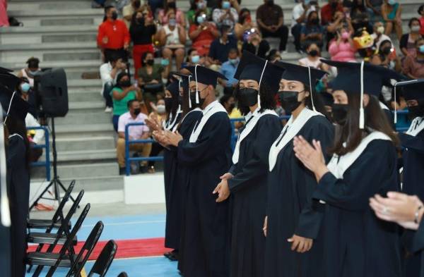 Al menos 38 mil 800 estudiantes participan de las graduaciones