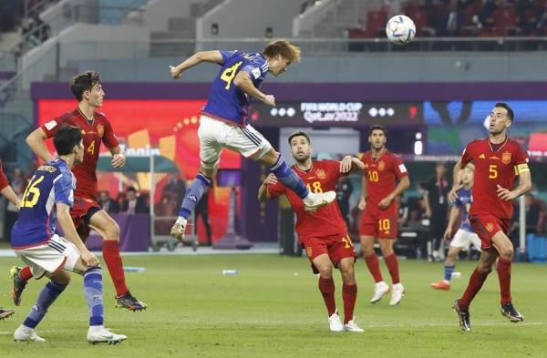 Ko Itakura (arriba) de Japón disputa un balón con Jordi Alba en el encuentro de este jueves 1 de diciembre.