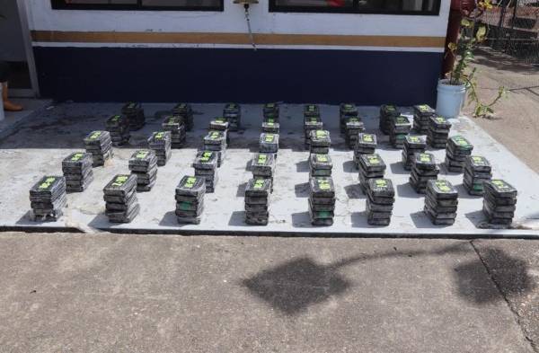 Aeronavales decomisan 200 paquetes de droga al sur de Isla San José