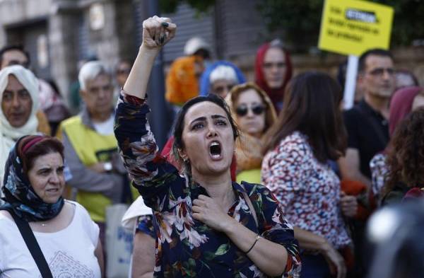 Los manifestantes piden el fin de la República Islámica.