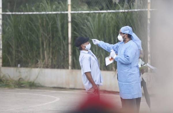 Personal de salud realiza hisopados de casa en casa en Loma Cová, de Arraiján