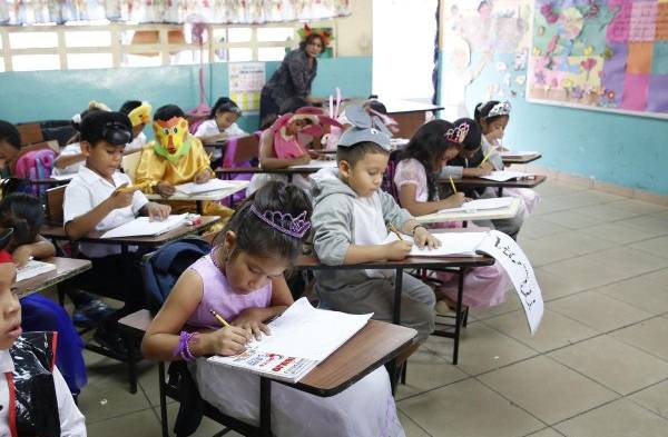 Estudiantes, al igual que los educadores, deben someterse a evaluación, según expertos.