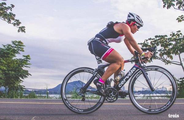 La bicicleta es su mejor amiga. Son inseparables.