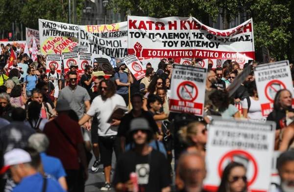 Protestas en Grecia contra reforma que amplía la jornada laboral y liberaliza los horarios