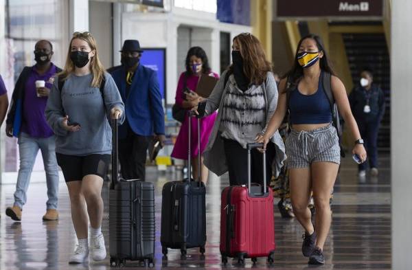 Viajeros usan mascarilla en el Aeropuerto Nacional Ronald Reagan de Washington en Arlington, Virginia (EE.UU.), en una fotografía de archivo.