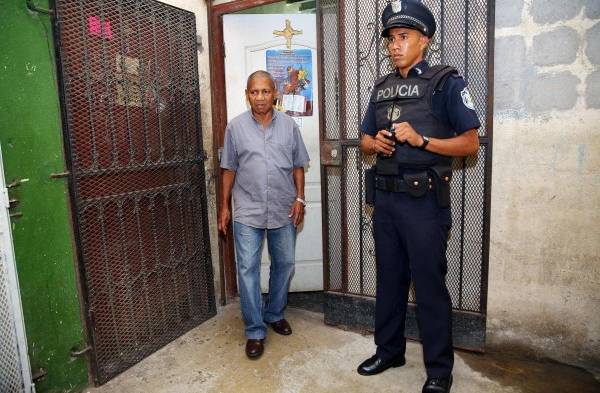 Héctor reside en calle 25 El Chorrillo dentro de uno de los apartamentos de una multi de color morada con amarilla. El guardia se ha convertido en su ‘perro’, su fiel amigo.