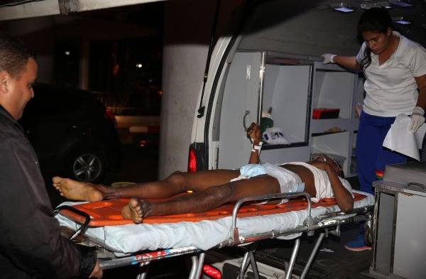 El baleado se encuentra en estado delicado en el hospital. Las autoridades continúan tras la pista del agresor.