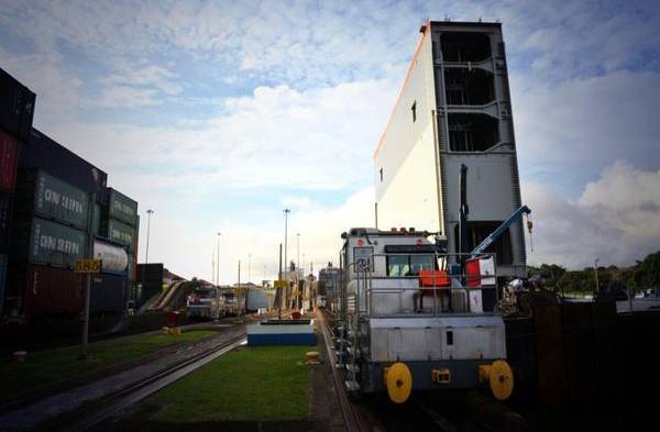 Inician traslado de la sexta compuerta del Canal de Panamá al Pacífico.