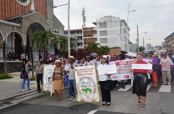 Con caminata se van de frente contra el maltrato al adulto mayor