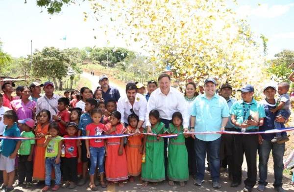 Entregan carretera, acueductos y planta de aguas residuales en la comarca Ngäbe Buglé y Chiriquí