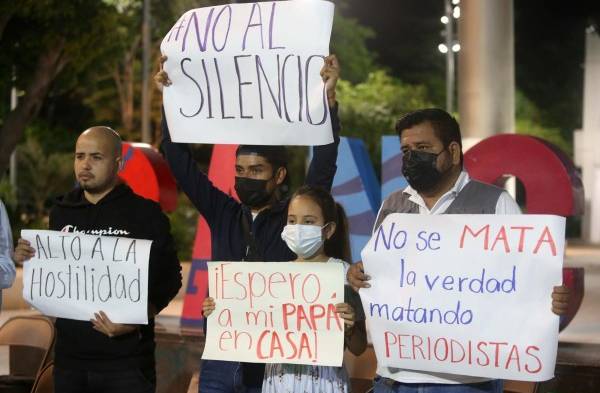 Miembros de la prensa protestan en febrero de 2022 frente al Palacio Municipal para rechazar la violencia en contra de sus colegas, en Cancún, estado de Quintana Roo (México).