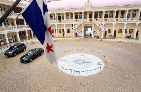 Militares venezolanos salen de la Embajada de Panamá en Caracas