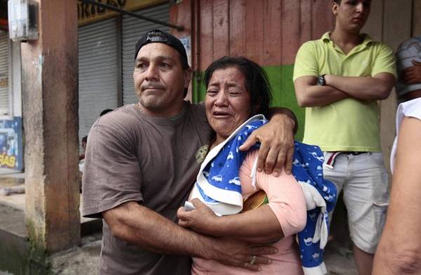 Habitantes de Pedernales (Ecuador), afectados por el terremoto de 7,8 grados en la escala de Richter registrado el sábado en la costa norte de Ecuador.