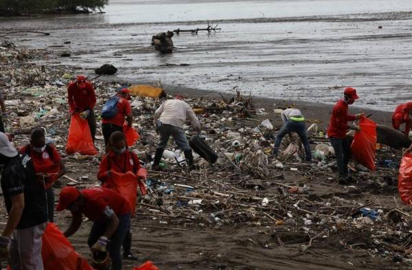 Limpian las playas en Costa del Este