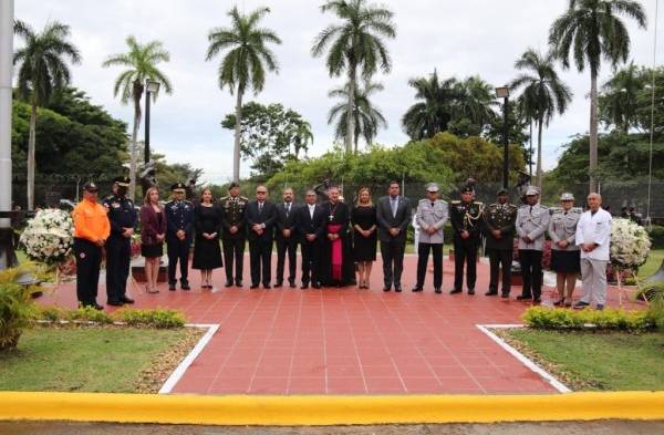 Develan monumento con simbolismo patriótico en honor a fallecidos de la Fuerza Pública, por el covid-19