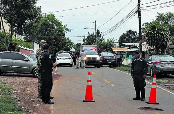 Cerca de la medianoche del domingo Baley caminaba por la calle y fue sorprendido por sus criminales.