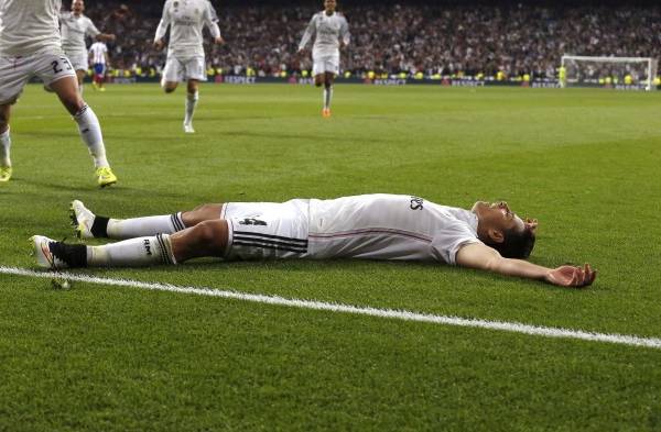 El delantero del Real Madrid Chicharito celebra tras marcar ante el Atlético de Madrid, durante el partido de vuelta de cuartos de final de la Liga de Campeones.